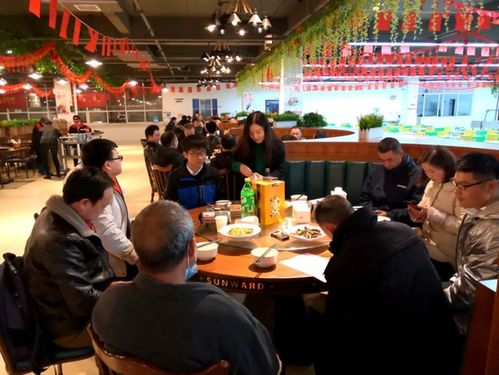 山河智能 何清华和留厂员工同吃团圆饭